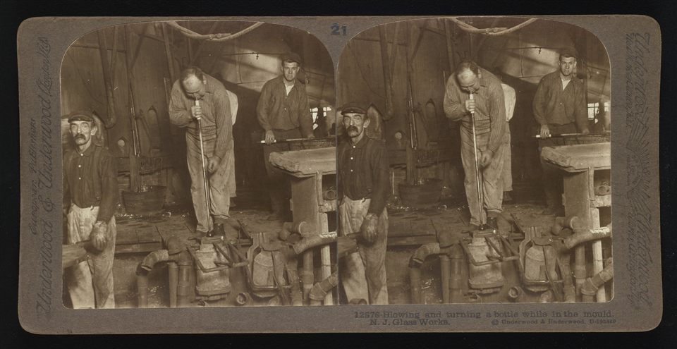 ภาพประกอบประวัติศาสตร์: การเป่าขวดแก้วในแม่พิมพ์ที่ N.J. Glass Works